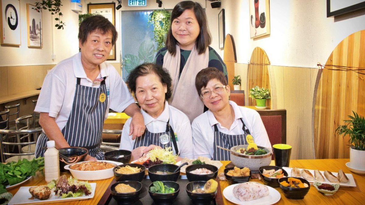 只要懂得選擇及注意營養均衡，老人家也可輕鬆成為素食者（圖：佛門網）。