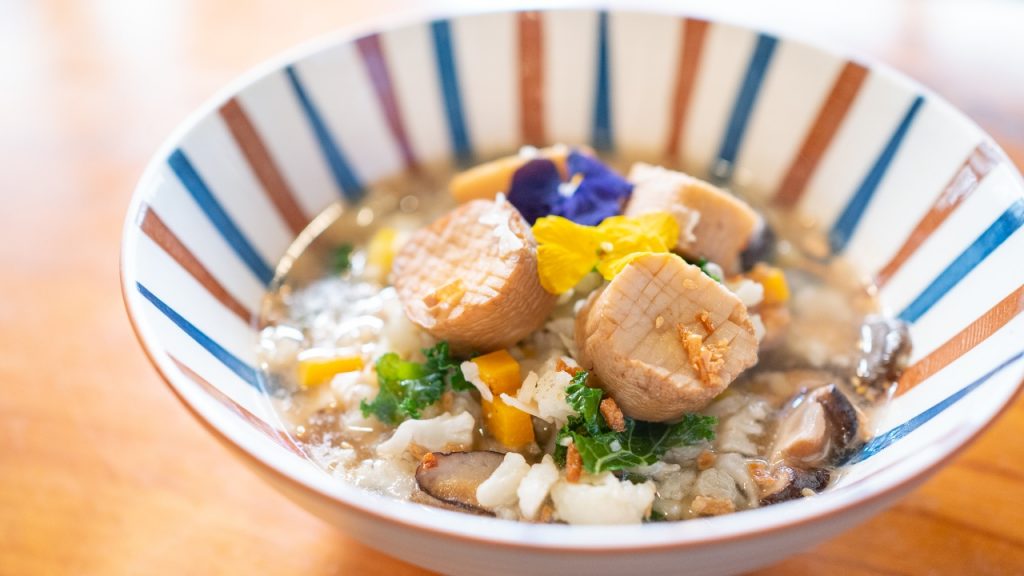 「雜菌女人花泡飯」以雞髀菇模仿帶子，泡飯的飯是以椰菜花打成，生酮人士同樣適合享用。